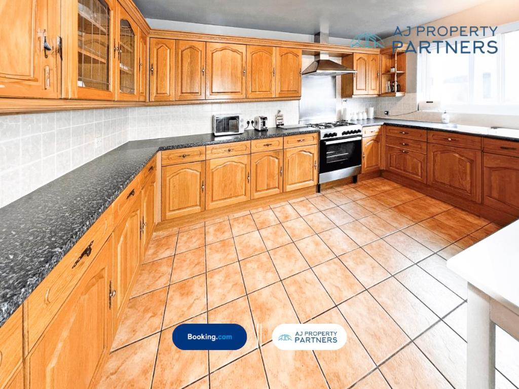Premium Deal L Hill View Home L Last-Minute Offer L Cheltenham L Aj Properties L Perfect For Short Or Long Stays L 4Beds 4Bedrooms Exterior foto